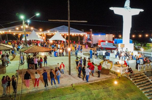 Você está visualizando atualmente Mais um dia de festa no ponto mais alto de Cumaru: o Polo do Cristo Redentor.